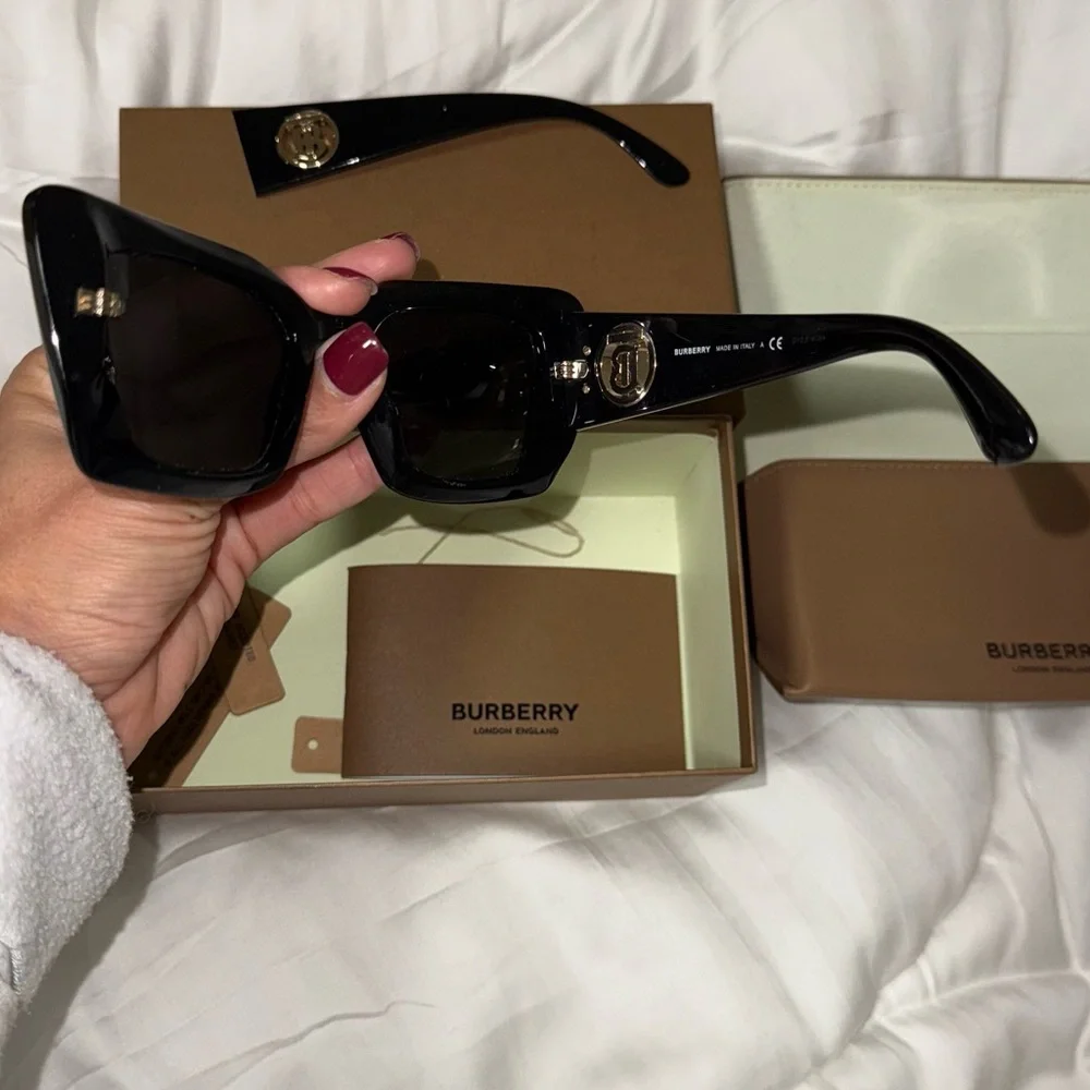 Burberry Black Cat-Eye Sunglasses with Brown Case